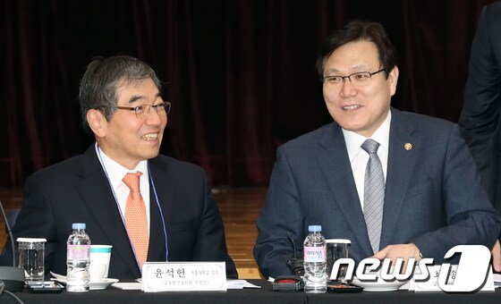 최종구 금융위원장(오른쪽)과 윤석헌 금융감독원장. .2017.11.13/뉴스1 © News1 황기선 기자