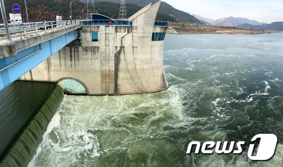 지난 2017년 경남 창녕군 창녕함안보의 수문을 활짝 열어 낙동강 물이 하류로 흐르고 있다. © News1 여주연 기자