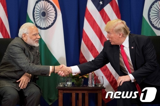 트럼프 미국 대통령(오른쪽)과 나렌드라 모디 인도 총리가 정상회담을 하는 모습. © AFP=뉴스1 © News1 자료사진 