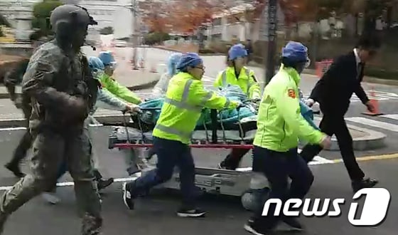 지난해 11월 경기도 수원시 아주대학교병원에 판문점 공동경비구역(JSA) 지역으로 귀순하다 북한군의 총격으로 부상 입은 귀순 북한병사가 후송되고 있다. (독자 제공)  © News1