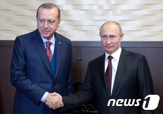 13일(현지시간) 러시아 소치에서 만난 블라디미르 푸틴 러시아 대통령(오른쪽)과 레제프 타이이프 에르도안 터키 대통령. © AFP=뉴스1