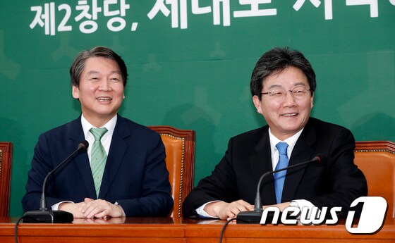 유승민 바른정당 대표(오른쪽)와 안철수 국민의당 대표. 2017.11.14/뉴스1 © News1 안은나 기자