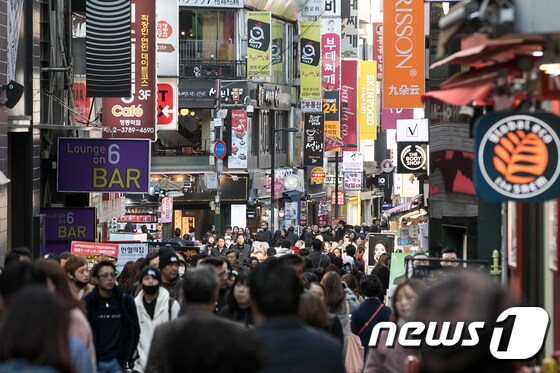서울 중구 명동거리가 유커를 비롯한 관광객들로 붐비고 있다. © News1 이승배 기자
