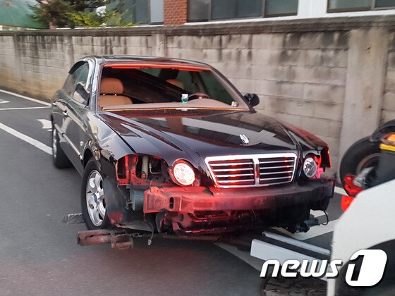 <br />충북 청주의 한 도로에서 30대 남성을 치고 숨지게 한 뒤 달아난 40대 여성이 경찰에 붙잡혔다. 사진은 사고를 낸 차량. © News1