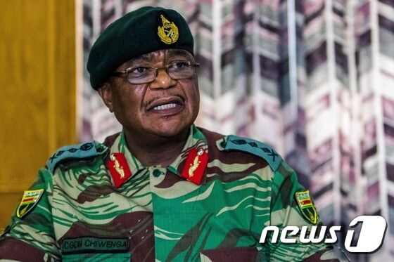 짐바브웨 군부 수장인 콘스탄틴 치웬가 장군. (자료사진) © AFP=뉴스1
