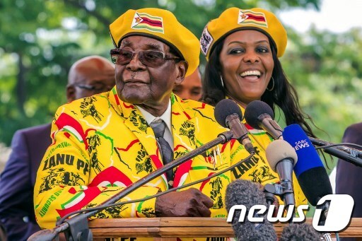 짐바브웨를 37년째 장기통치중인 로버트 무가베 대통령(왼쪽)과 부인 그레이스 무가베. © AFP=뉴스1