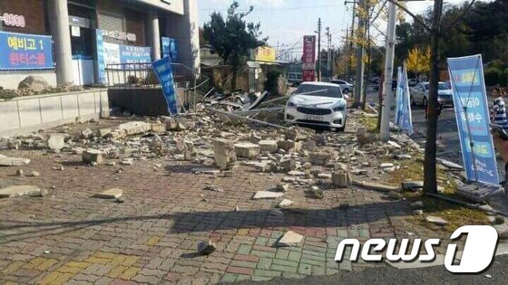 15일 경북 포항시에 진도 5.4 규모의 지진이 발생했다. 포항시의 한 도로가 지진으로 인해 파손돼 있다. (독자제공) 2017.11.15/뉴스1 © News1 여주연 기자