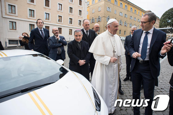 프란치스코 교황과 람보르기니. © AFP=뉴스1