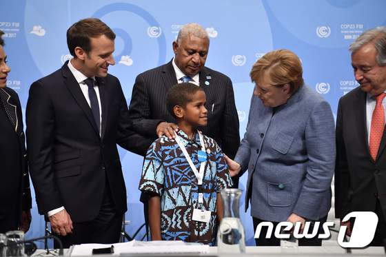 피지에 사는 12세 소년 티모시 나우루살라는 15일(현지시간) 독일 본에서 열린 제23차 유엔 기후변화협약 당사국총회(COP23)에서 기후변화 대책을 세워달라고 각국 정상들에 호소했다. © AFP=뉴스1