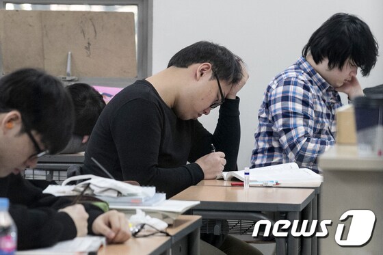 서울 중구 종로학원에서 수험생들이 공부하고 있는 모습. /뉴스1 © News1 이승배 기자