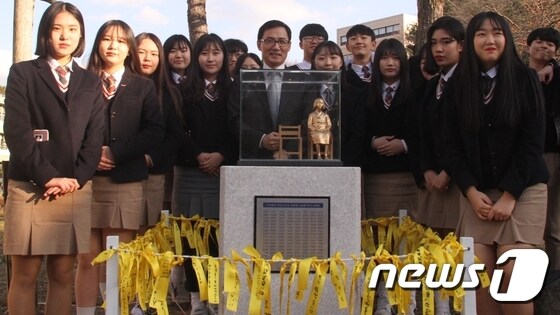 인천 강화 삼량고가 지난 14일 '작은 평화의 소녀상'을 제막했다.(삼량고 제공)/뉴스1 © News1