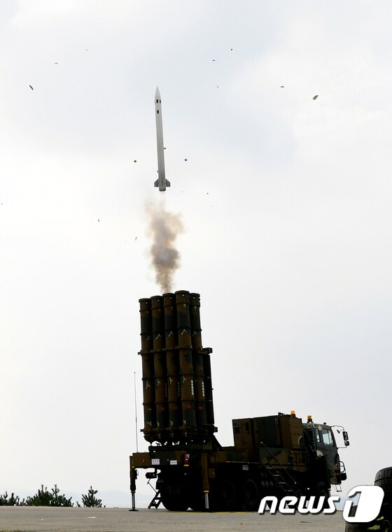LIG넥스원이 개발한 지대공 미사일 '천궁'이 발사되고 있다.  뉴스1