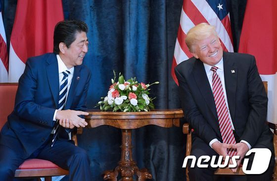 도널드 트럼프 미국 대통령(오른쪽)과 아베 신조 일본 총리(자료사진) © AFP=뉴스1