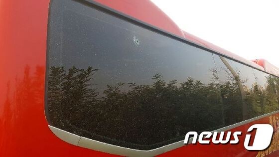 납탄으로 추정되는 총알에 맞은 관광버스(전북지방경찰청 제공)/뉴스1© News1 박슬용 기자