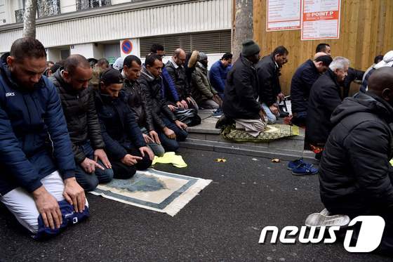 지난 10일, 무슬림들이 파리 근교 클리시 시청 앞에서 단체 기도를 올리고 있다. © AFP=뉴스1