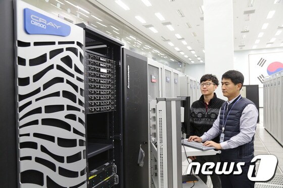 한국과학기술정보연구원 연구진이 슈퍼컴퓨터 5호기 파일럿시스템을 점검하고 있다. © News1