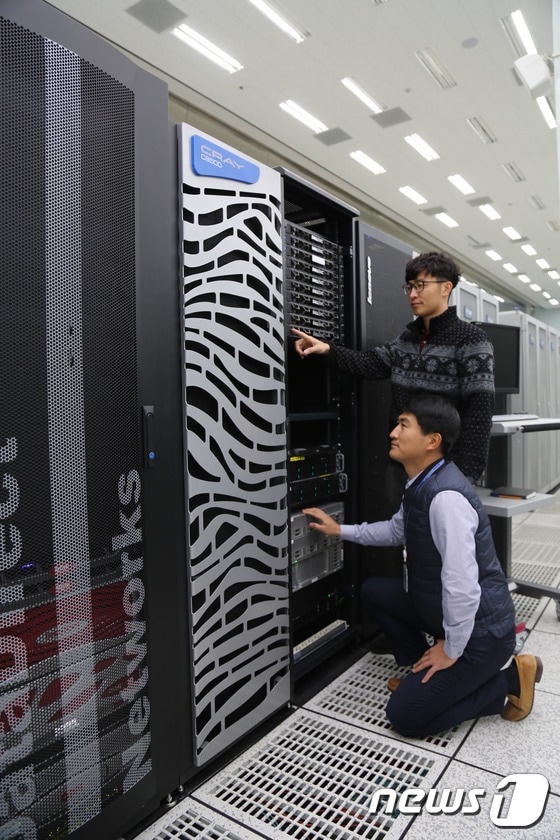 한국과학기술정보연구원 연구진이 슈퍼컴퓨터 5호기 파일럿시스템을 점검하고 있다. © News1
