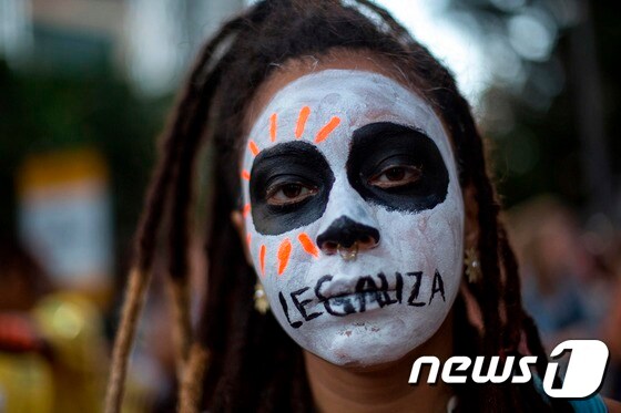 13일(현지시간) 브라질 리우 데 자네이루에서 의회의 '낙태 전면 불법' 움직임에 반대하는 시위에 참여한 시민의 모습. © AFP=뉴스1