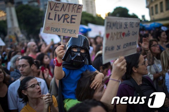13일(현지시간) 리우 데 자네이루에서 시민들이 의회의 '낙태 전면 불법' 움직임에 반대하고 있다. © AFP=뉴스1