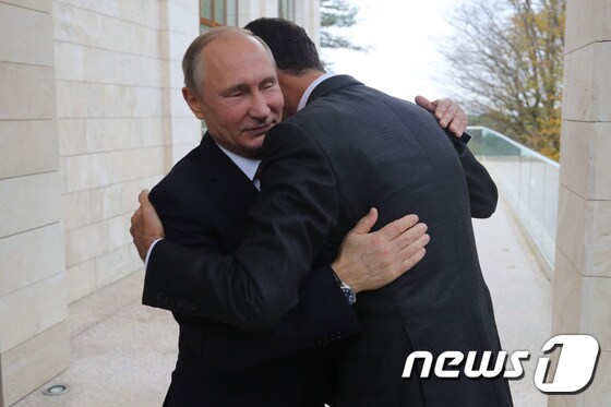 20일(현지시간) 러시아 소치에서 만난 블라디미르 푸틴 러시아 대통령과 바샤르 알 아사드 시리아 대통령이 포옹하고 있다. © AFP=뉴스1