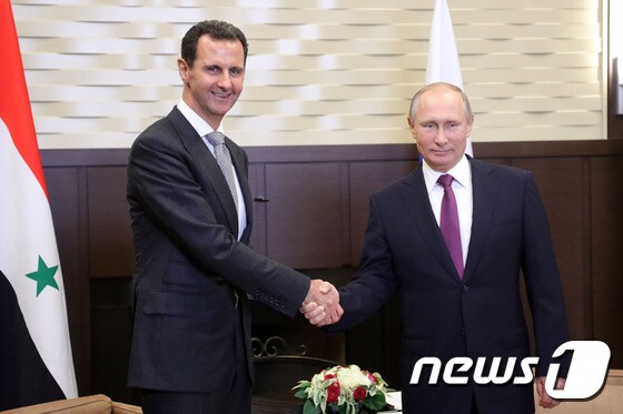 20일(현지시간) 러시아 소치에서 만난 블라디미르 푸틴 러시아 대통령과 바샤르 알 아사드 시리아 대통령이 악수하고 있다. © AFP=뉴스1
