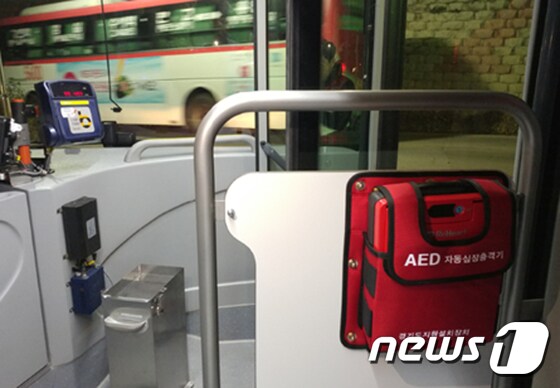 경기도 버스에 설치된 자동심장충격기. 2017.11.22./뉴스1 © News1