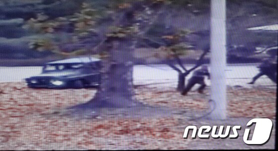 유엔사가 공개한 동영상에 북한군 귀순병이 차에서 내려 남측으로 달리는 모습(왼쪽)과 이를 쫓는 북한병사의 모습이 포착됐다.  © News1 박세연 기자
