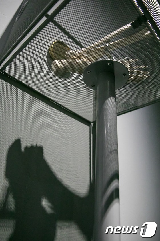 설치작품 '캐쳐-커런시'는 이케아에서 생산한 철제 가구 속에 인간의 신체 부분 모형을 가둬놨다. 중국 작가 가오레이(34) 개인전 '배후의 조정자'가 오는 23일부터 2018년 1월 7일까지 아라리오갤러리 서울에서 열린다. 2017.11.22/뉴스1 © News1 박정환 기자