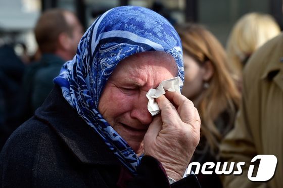 22일(현지시간) 국제유고전범재판소(ICTY)가 라트코 믈라디치 전 세르비아계군 사령관에 종신형을 선고하자 한 유가족이 눈물을 흘리고 있다. © AFP=뉴스1