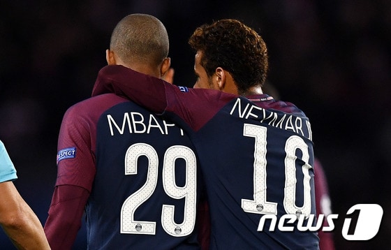 PSG의 네이마르가 23일(한국시간) 프랑스 파리에서 열린 셀틱과의 경기에서 득점을 성공시킨 뒤 음바페와 함께 기뻐하고 있다. © AFP=News1