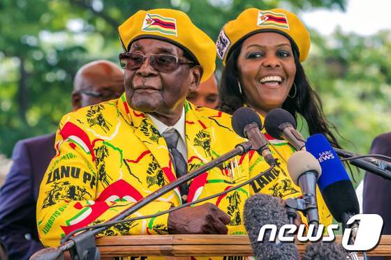 로버트 무가베 전 짐바브웨 대통령과 그의 아내 그레이스. © AFP=뉴스1