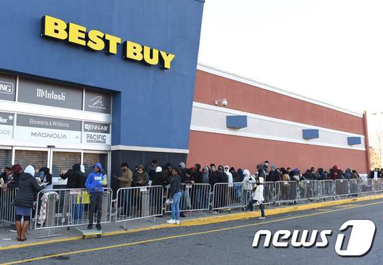 블랙프라이데이 쇼핑행사를 맞아 미국 최대 전자제품 업체 베스트바이에 들어가기 위해 기다리는 사람들. © AFP=뉴스1