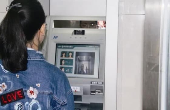 한 고객이 안면 인식 시스템을 이용, ATM 기기에서 현금을 찾고 있다- 구글 갈무리