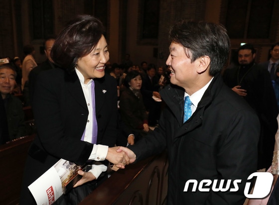 박영선 의원과 인사 나누는 안철수 대표