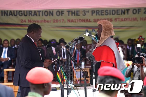 취임 선서를 하는 음난가그와 짐바브웨 신임 대통령. © AFP=뉴스1