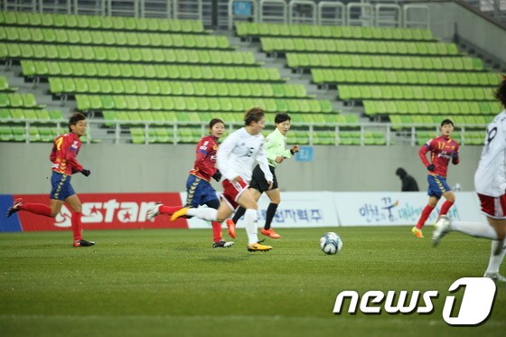 25일 인천에서 WK리그 올스타팀은 일본의 고베 아이낙과 교류전을 치렀다.(한국여자축구연맹 제공) © News1