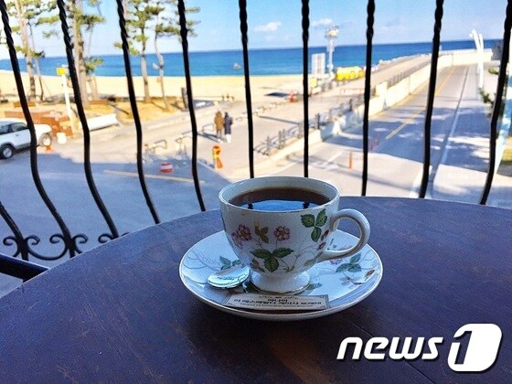 안목해변 커피 거리의 한 카페© News1