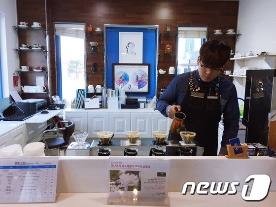 핸드드립 커피를 만들고 있는 안목 카페거리에 자리한 카페의 바리스타© News1 윤슬빈 기자
