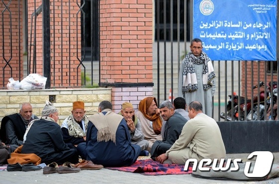이집트 시나이반도의 이슬람 사원에서 테러가 발생해 300여명이 목숨을 잃었다. 피해자 가족들이 병원 밖에서 소식을 기다리고 있다. © AFP=뉴스1