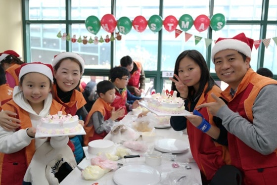 SK건설 임직원 가족이 직접 만든 케이크를 들고 기념촬영을 하고 있는 모습./자료제공=SK건설© News1