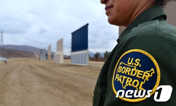 미국 국경수비대원이 캘리포니아 샌디에이고의 국경 지역에 서있는 모습. © AFP=뉴스1