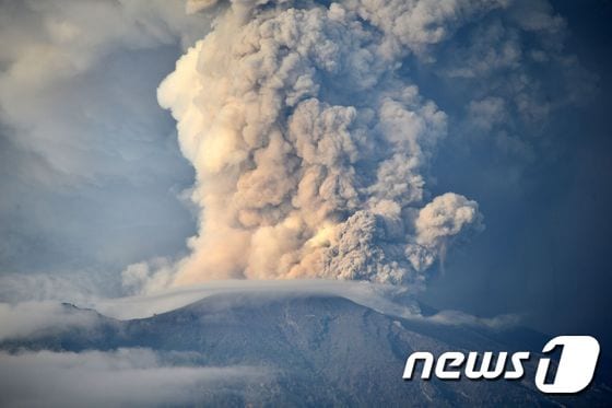 28일 발리 아궁화산에서 회색 연기가 뿜어져 나오고 있다. © AFP=뉴스1