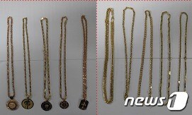 피의자가 금은방에서 훔친 금목걸이.(부산지방경찰청 제공)© News1