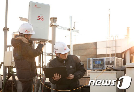 SK텔레콤이 5G 초고주파수 대역에서도 안정적인 통신 서비스를 제공할 수 있는 신규 5G 중계 기술을 개발하고, 시험망에 적용하는 모습. 2017.11.29/뉴스1 © News1