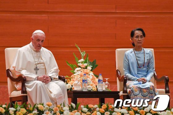 프란치스코 교황(왼쪽)과 아웅산 수지 미얀마 국가자문역(오른쪽). © AFP=뉴스1