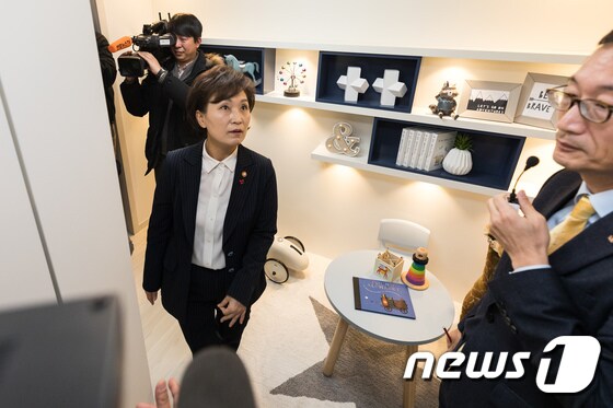 김현미 국토교통부 장관이 신혼부부 희망타운 견본주택을 둘러보고 있다. © News1 유승관 기자