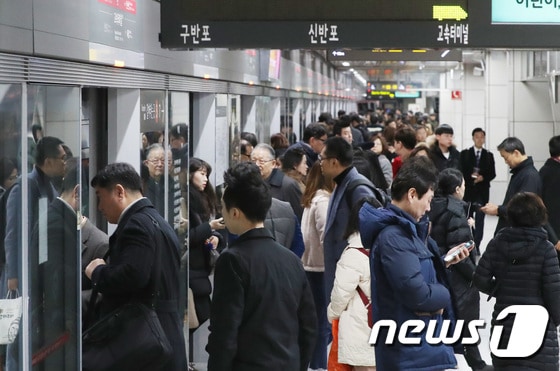 지하철을 타고 내리는 승객들. (뉴스1DB) © News1 송원영 기자