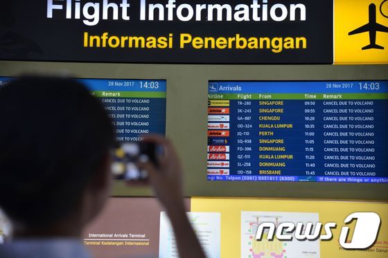 인도네시아 발리 응우라라이 공항에서 결항된 항공편 알림판을 바라보는 이용객.© AFP=뉴스1