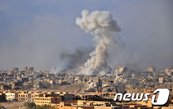 시리아 동부 유전지대인 데이르에조르에서 정부군의 공습 직후 연기가 피어오르고 있다. © AFP=뉴스1