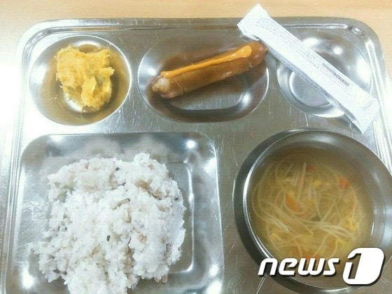'지난9월28일 학생들에게 석식으로 제공된 문제의 사진. 해당 사진이 공개되며  '부실 급식'논란이 불거졌다. (학부모 제공) © News1